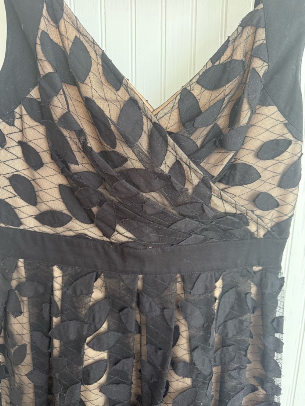 Adrianna Papell Black Leaf Lace-Overlay V-Neck Midi Dress size 10 - Picture 3 of 4